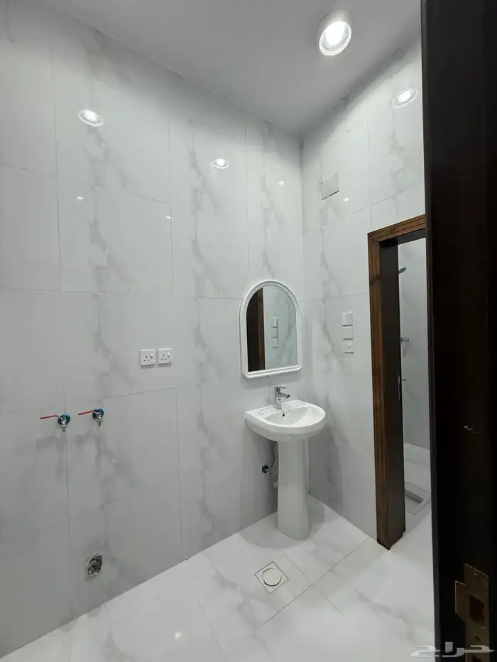 للبيع ادوار ارضيه وروفات علويه بدرج داخلي وخارجي طريق محاله 59