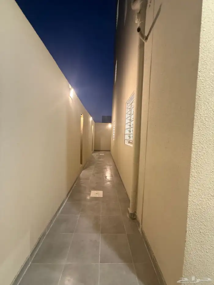 للبيع ادوار ارضيه وروفات علويه بدرج داخلي وخارجي طريق محاله 22