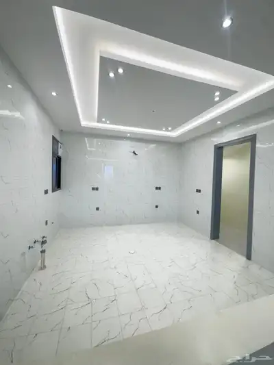 للبيع روف علوي مدخل سياره8غرف شمال الخميس الثمانين بسعر620 5