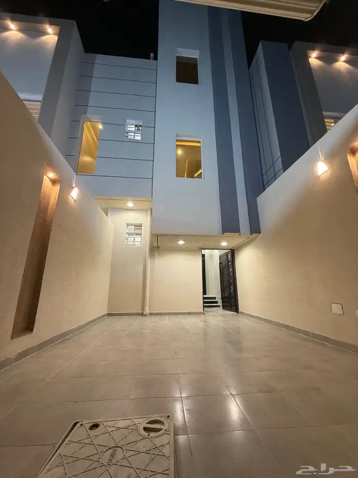 للبيع ادوار ارضيه وروفات علويه بدرج داخلي وخارجي طريق محاله 26