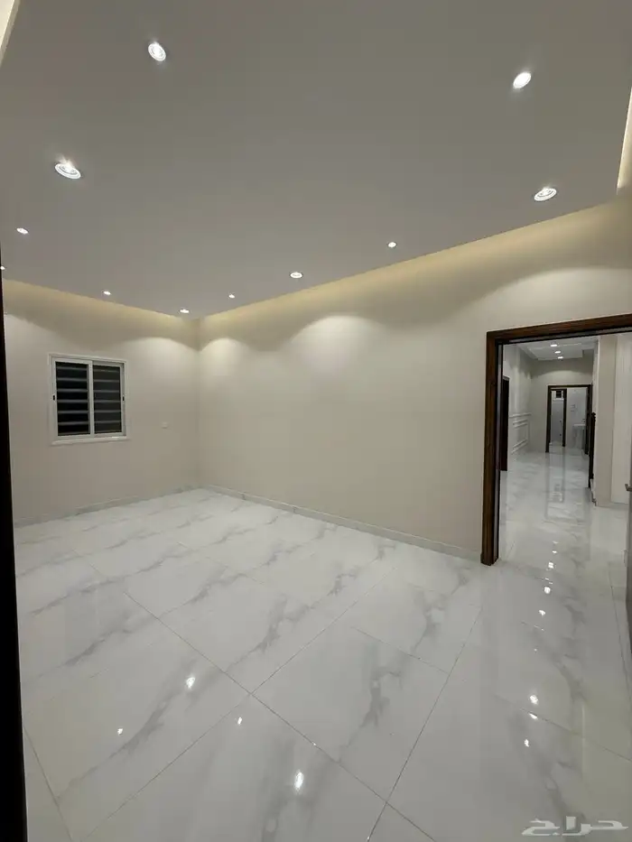 للبيع ادوار ارضيه وروفات علويه بدرج داخلي وخارجي طريق محاله 33