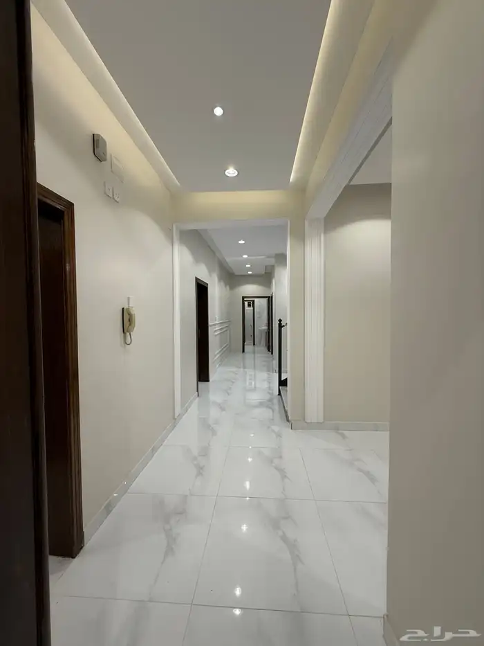 للبيع ادوار ارضيه وروفات علويه بدرج داخلي وخارجي طريق محاله 34