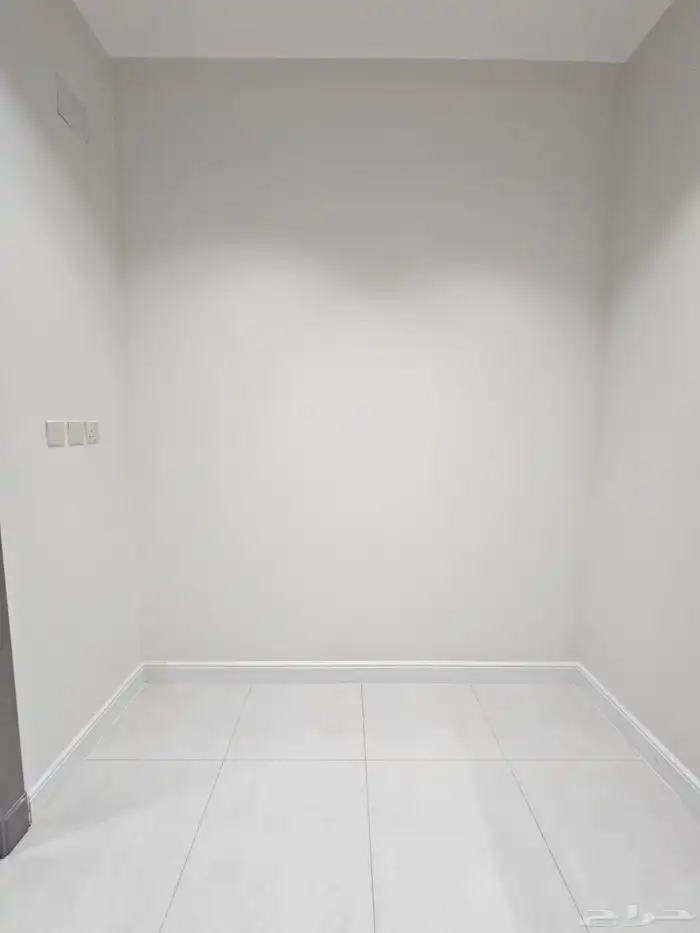 للبيع أدوار ارضيه وشقق علويه ف ابها حطين مقابل كبري المطار 32