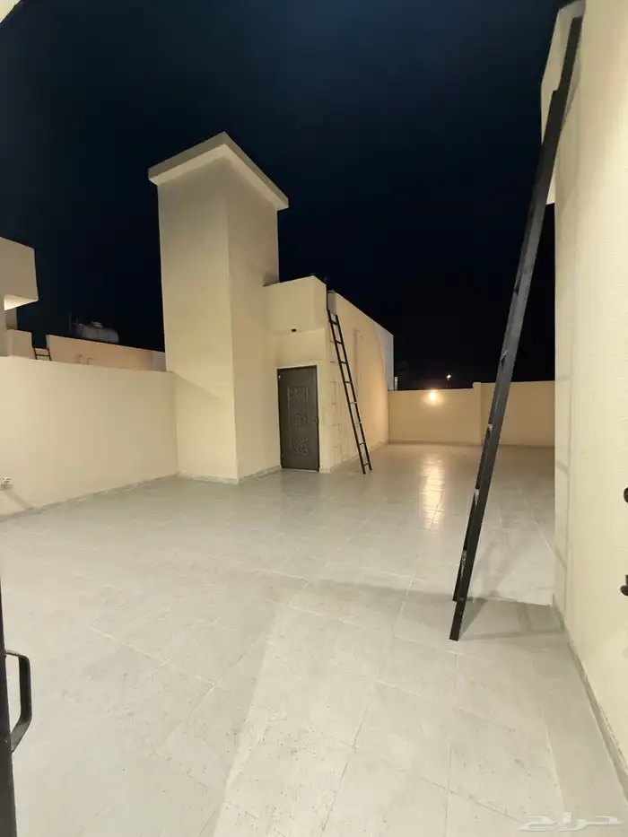 للبيع ادوار ارضيه وروفات علويه بدرج داخلي وخارجي طريق محاله 50