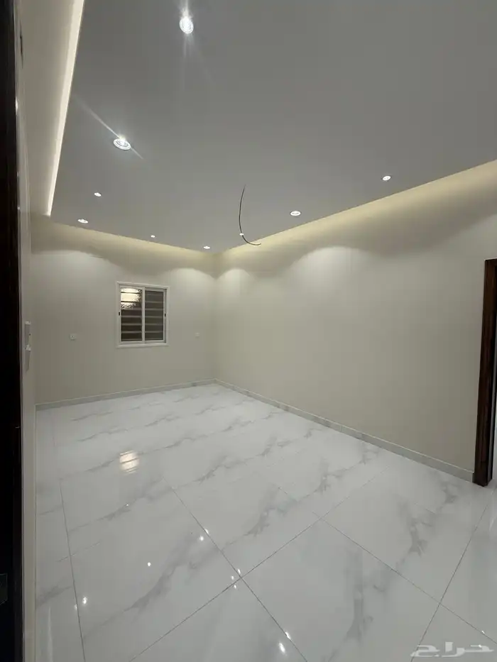 للبيع ادوار ارضيه وروفات علويه بدرج داخلي وخارجي طريق محاله 6