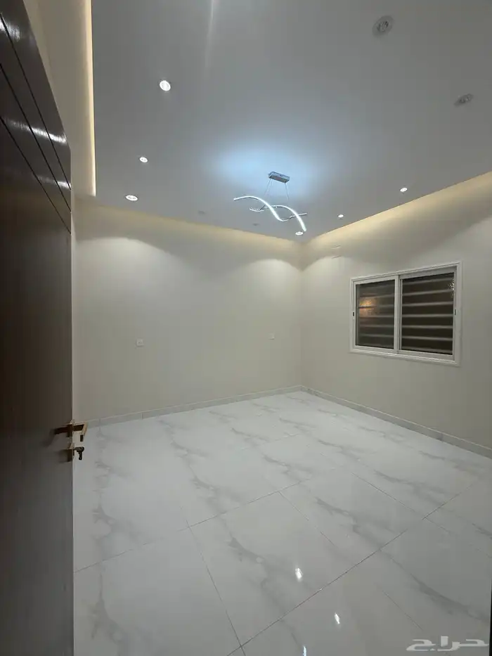 للبيع ادوار ارضيه وروفات علويه بدرج داخلي وخارجي طريق محاله 12