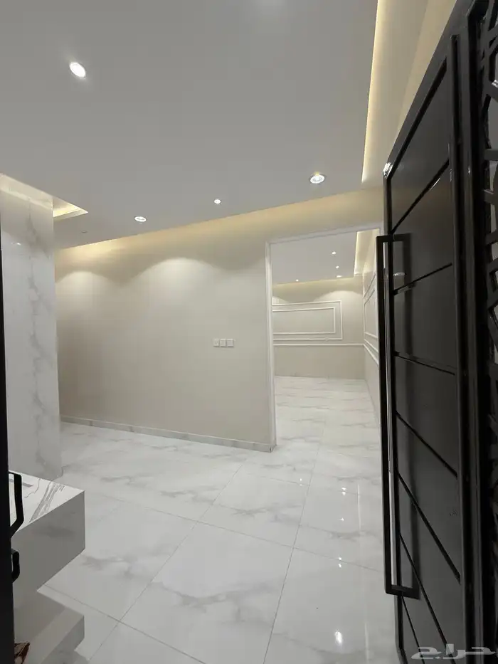 للبيع ادوار ارضيه وروفات علويه بدرج داخلي وخارجي طريق محاله 30