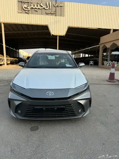 تويوتا كامري 2025 E بنزين سعودي جديد اللون تيتانيوم 2