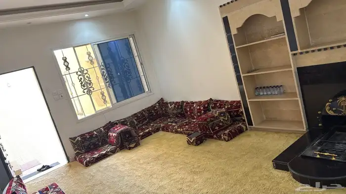 دور ارضي واربع شقق مساحتها 450 م حي الجنادرية 2