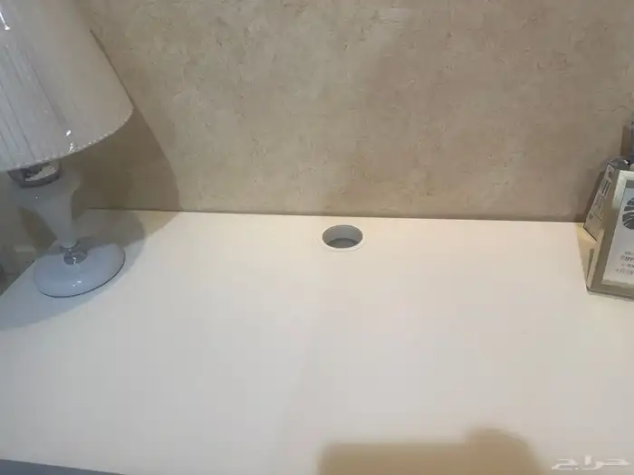 طاوله ايكيا بيضاء كبيرة مع ادراج 0