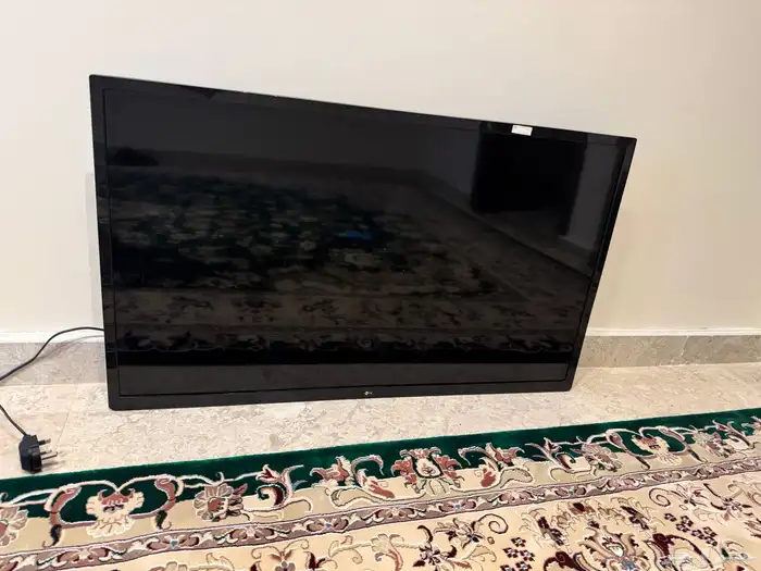 شاشه 32بوصه وا ملحقته 1