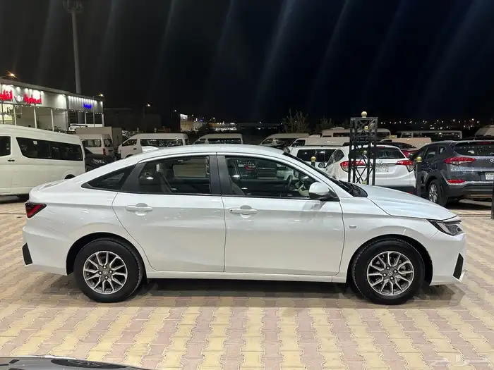تويوتا يارس موديل 2023 استاندر 4