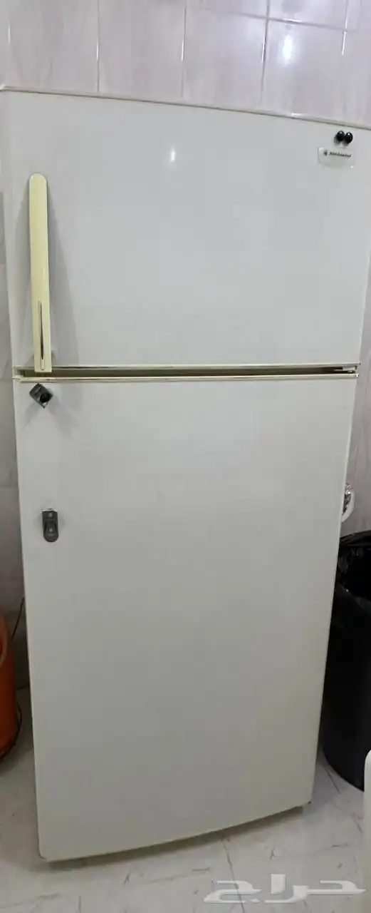 ثلاجة فيها عطل 0