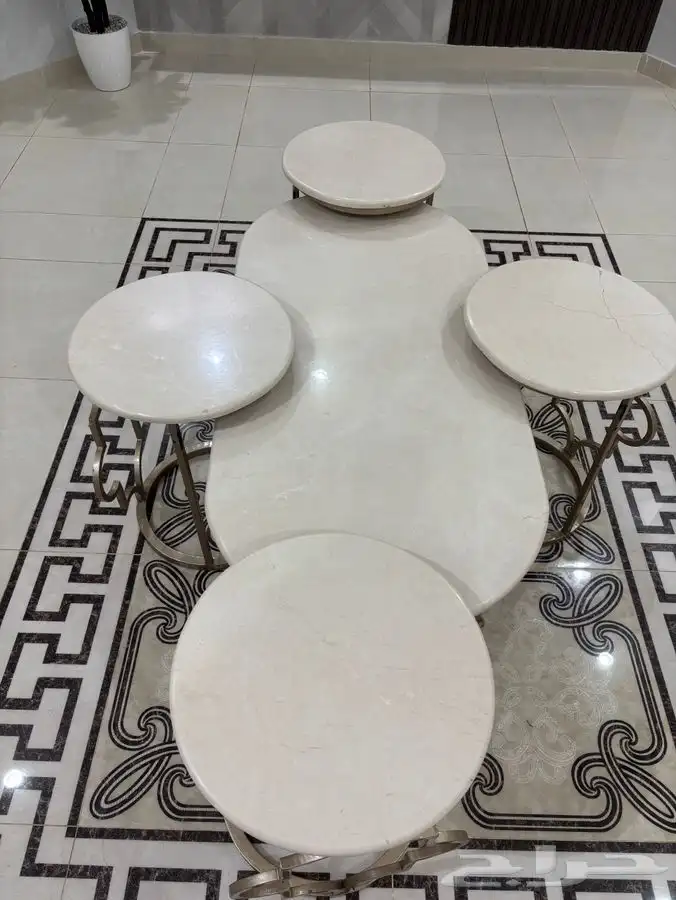 طاولة رخام مكونه من 4 خدمه و1 كبيره 0