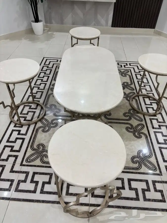 طاولة رخام مكونه من 4 خدمه و1 كبيره 1