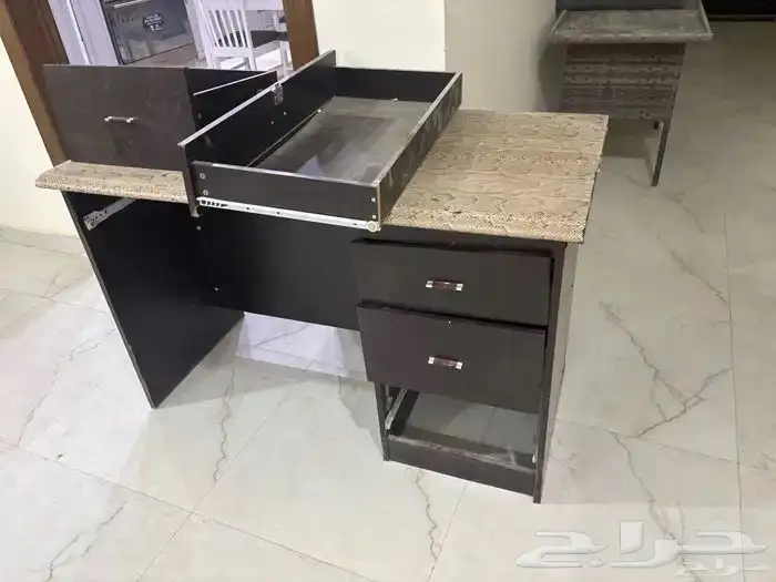 مكتبين ابيض وبني مع كرسي اسود دوار 1