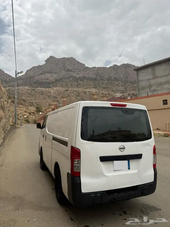 باص نيسان اورفان بضاعه بنزين 2016 نظيف 5