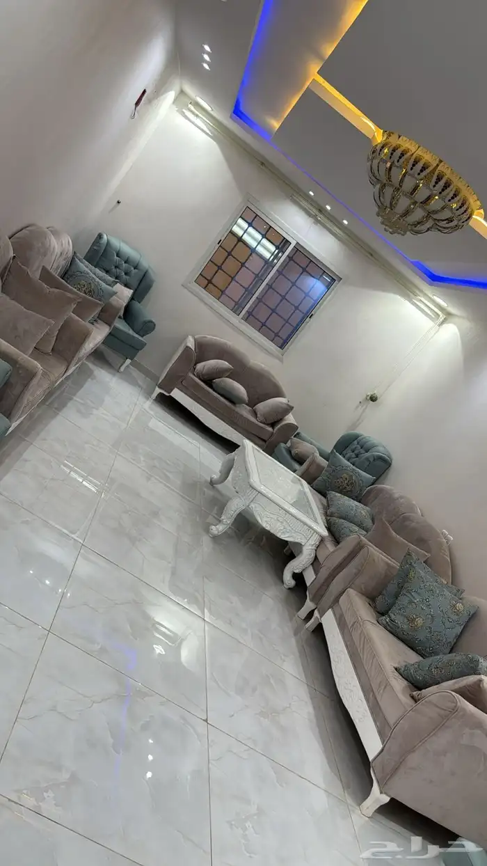 دور ارضي واربع شقق مساحتها 450 م حي الجنادرية 5