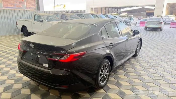 كامري اي بنزين ستاندر اسود 2025 4