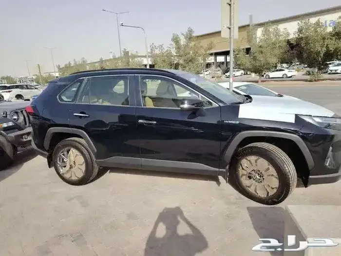 تويوتا راف فور ليمتد هايبرد اسود لوحات 2024 4