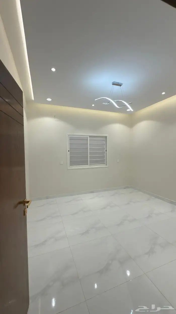 للبيع روف علوي بدرج داخلي وخارجي ابها الزهور طريق المحاله 16