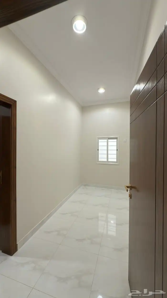 للبيع روف علوي بدرج داخلي وخارجي ابها الزهور طريق المحاله 33