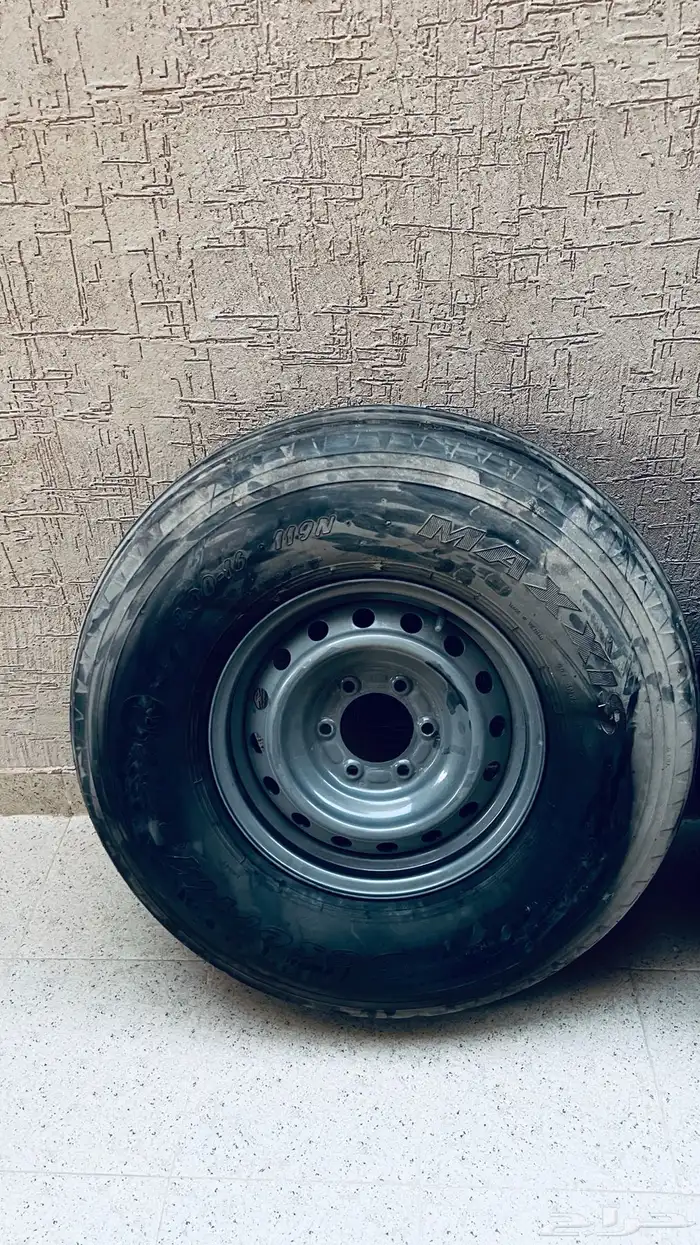 للبيع جنوط اصلية مع كفرات بالون 4