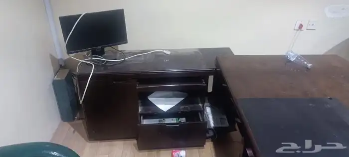 مكاتب وكراسي موظفين وطاولة اجتماعات 15