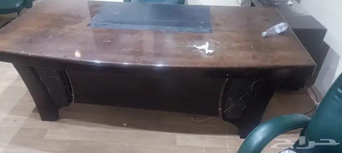 مكاتب وكراسي موظفين وطاولة اجتماعات 13