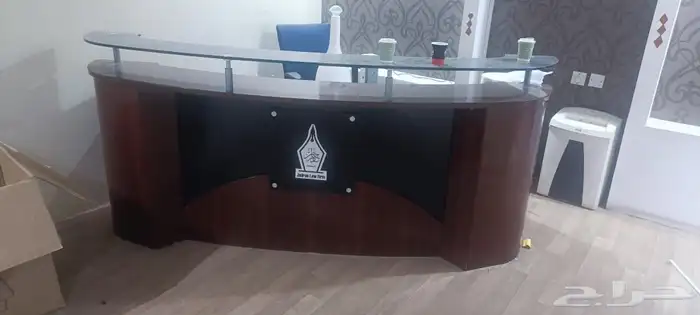 مكاتب وكراسي موظفين وطاولة اجتماعات 11