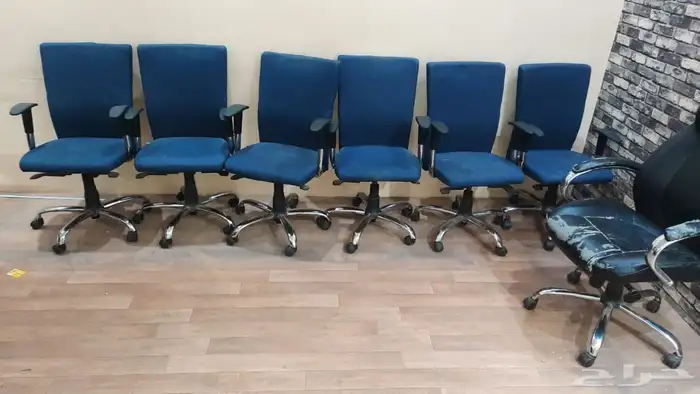 مكاتب وكراسي موظفين وطاولة اجتماعات 9