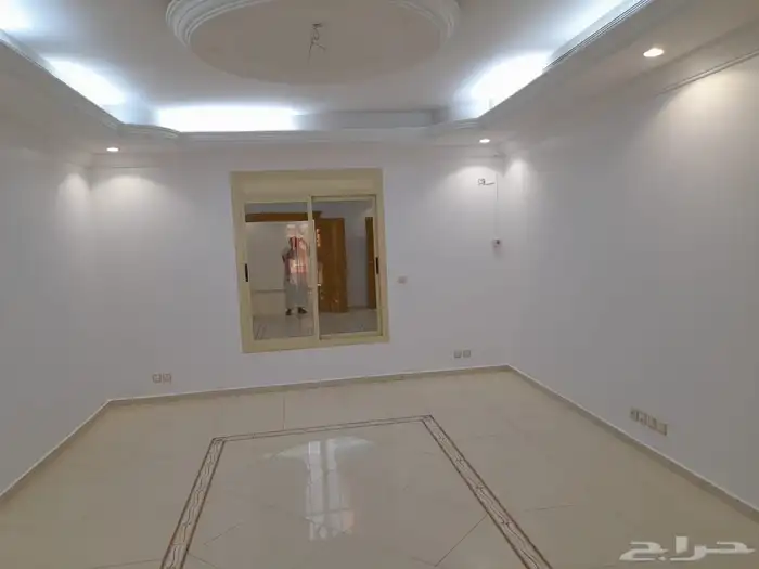 شقه للبيع في موقع متميز جدا  سكني واستثماري قريب من البحر 1