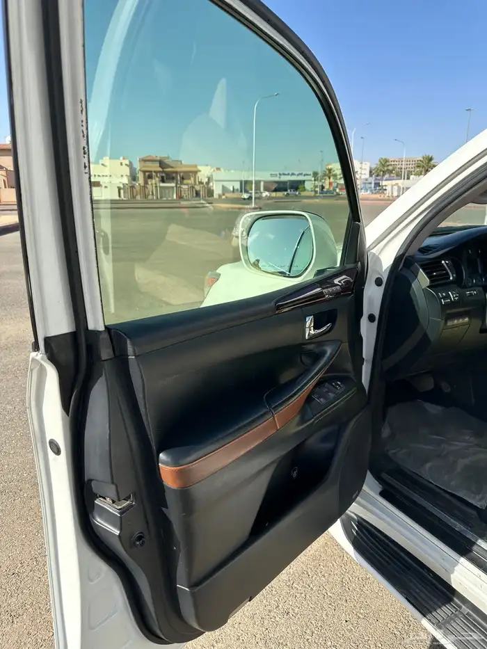 جيب لكزس Lx 570 موديل 2011 7