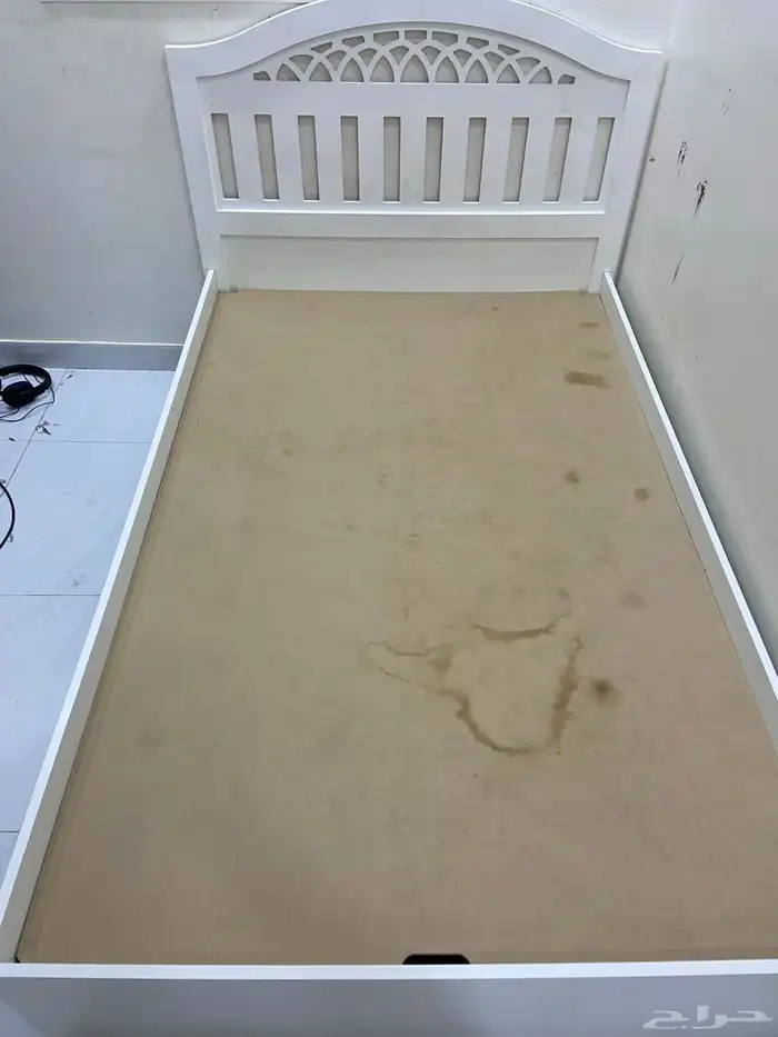 سرير نفر ونص نظيف ولا فيها أي شيء لكن البقعة من المكيف 1
