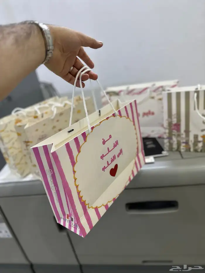 طباعة اكياس ورقية للعبايات والملابس 3