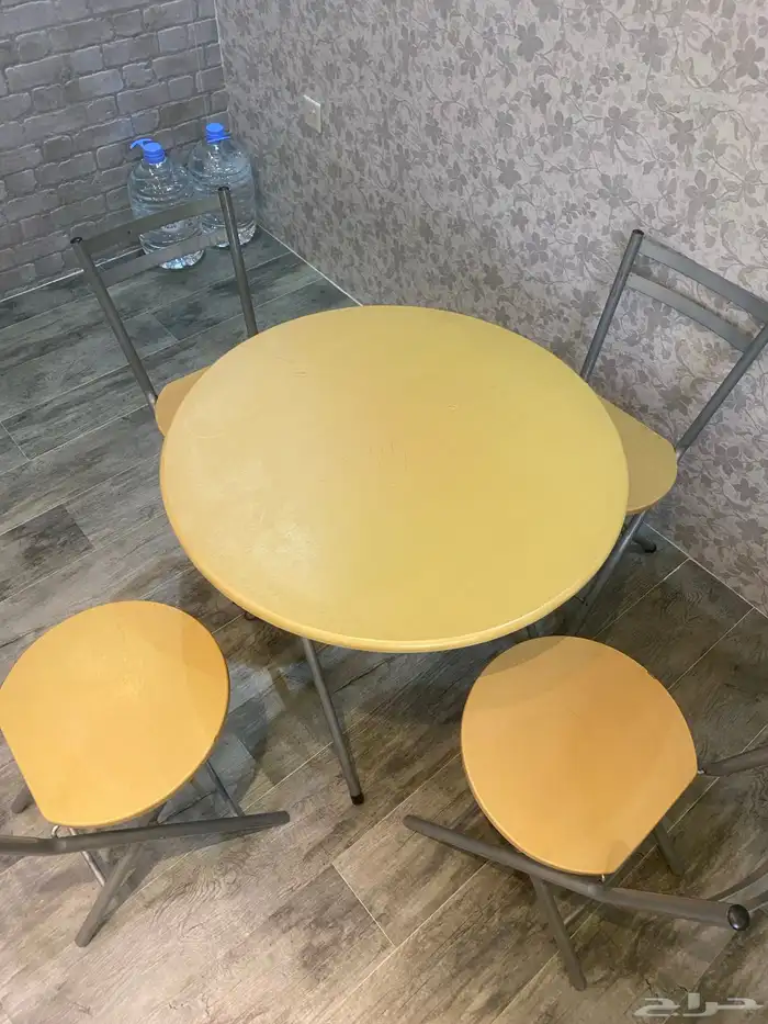 طاولة طعام بأربع كراسي 1