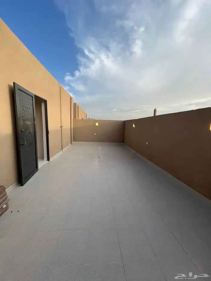 للبيع ادوار ارضيه وارواف علويه حى النور طريق الثمانين 57