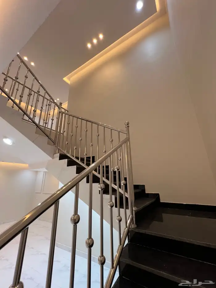 للبيع ادوار ارضيه وارواف علويه حى النور طريق الثمانين 47