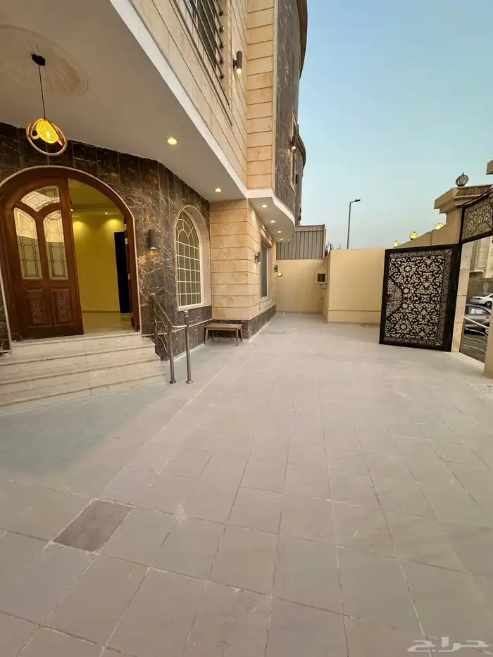 شقة للإيجار في حي الفلاح عبارة عن دور كامل في فلة 4
