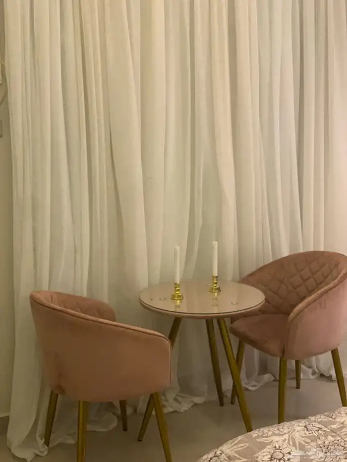 للبيع طاوله وكرسيين واريكه لون خمري شبه جديده 1