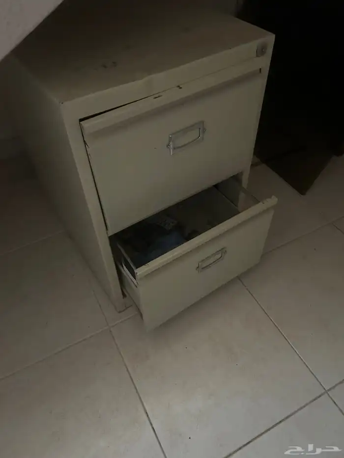 اثاث للبيع كنب مع طاولات مع دولاب حفظ الملفات 3