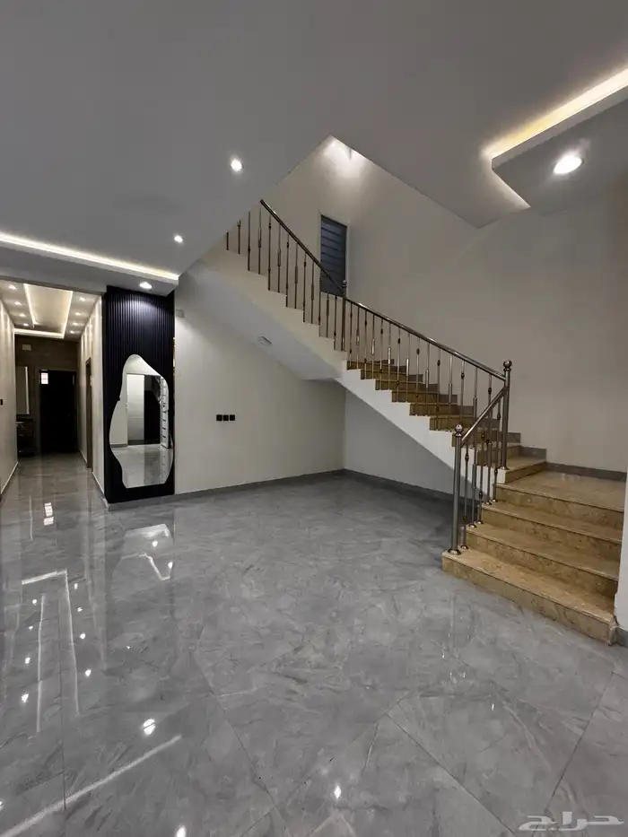 للبيع روف علوى مع ملحق من 650 الف بالخميس 8