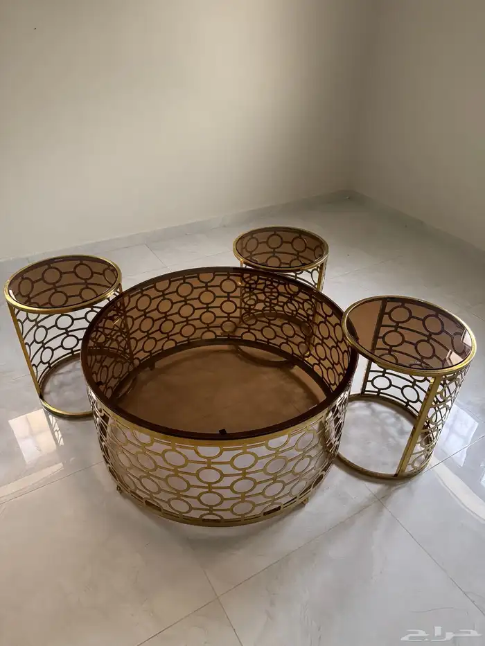 طاوله مع ثلاث خدمه للبيع ابي فيها 500 0