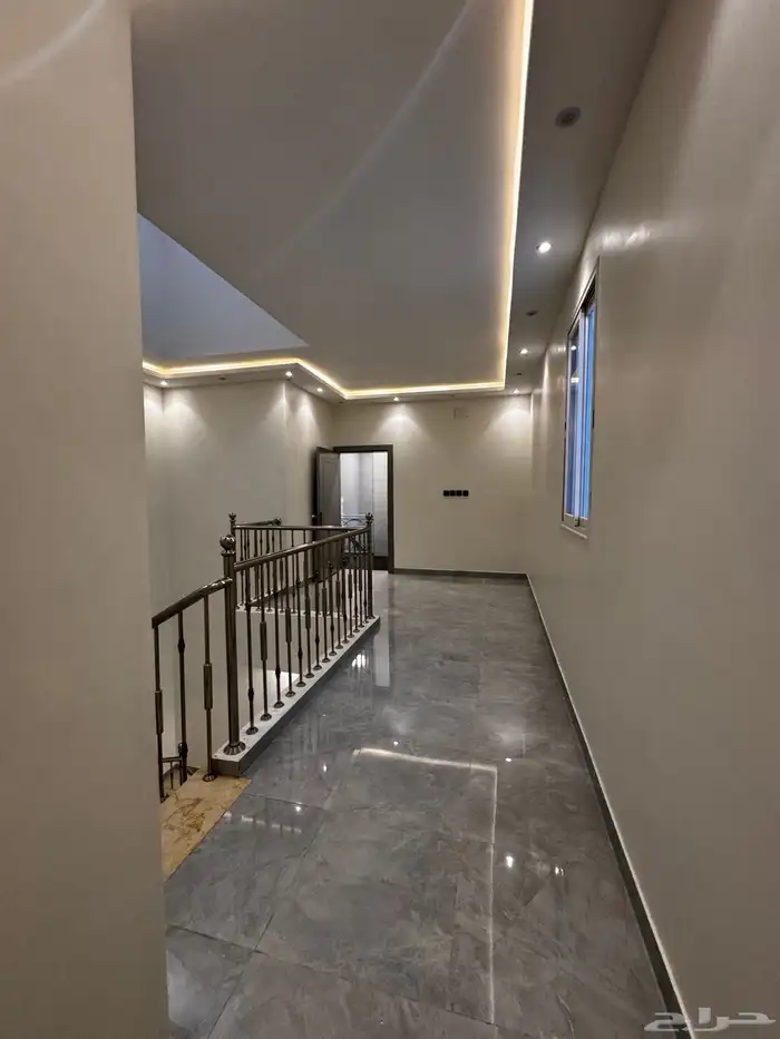 للبيع روف علوى مع ملحق من 650 الف بالخميس 17
