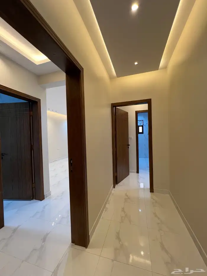 للبيع ادوار ارضيه وارواف علويه حى النور طريق الثمانين 40