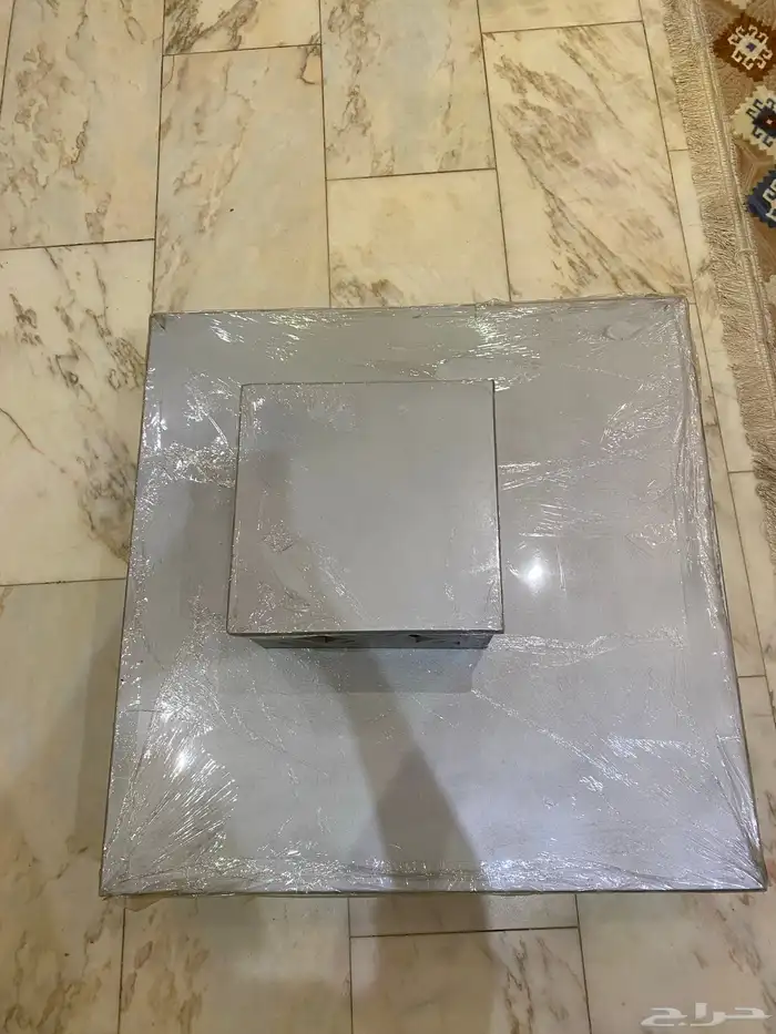 طاولة كبيرة و اربع طاوله صغيره 1