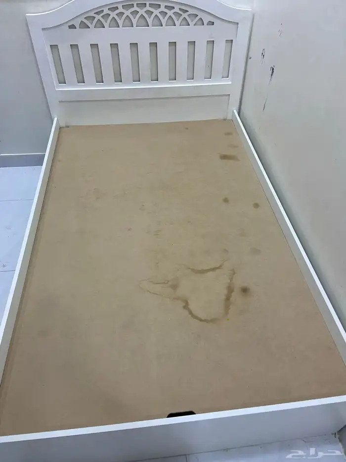 سرير نفر ونص نظيف ولا فيها أي شيء لكن البقعة من المكيف 0