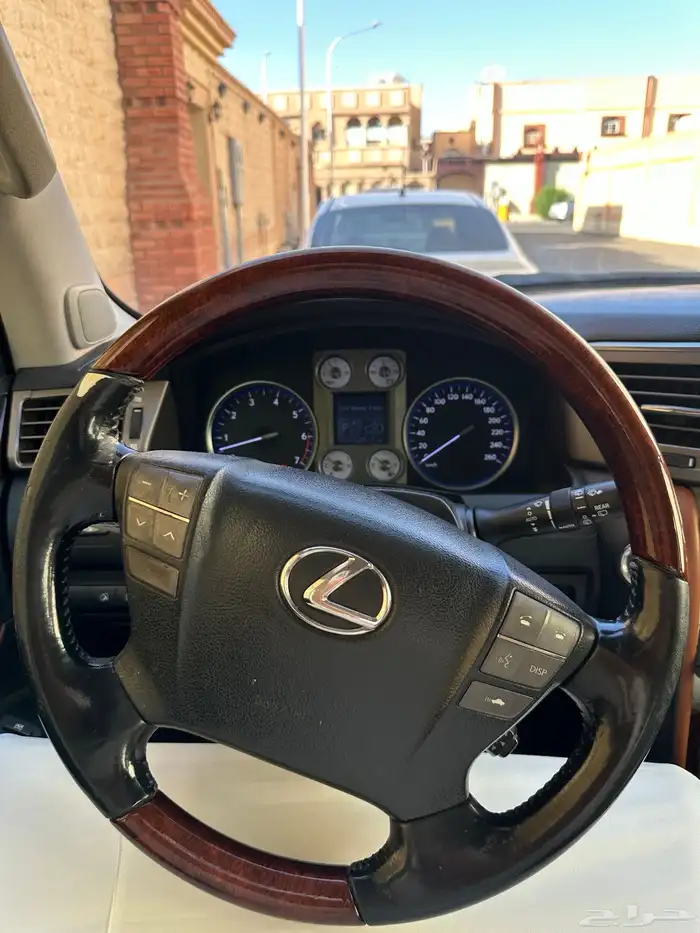 جيب لكزس Lx 570 موديل 2011 0