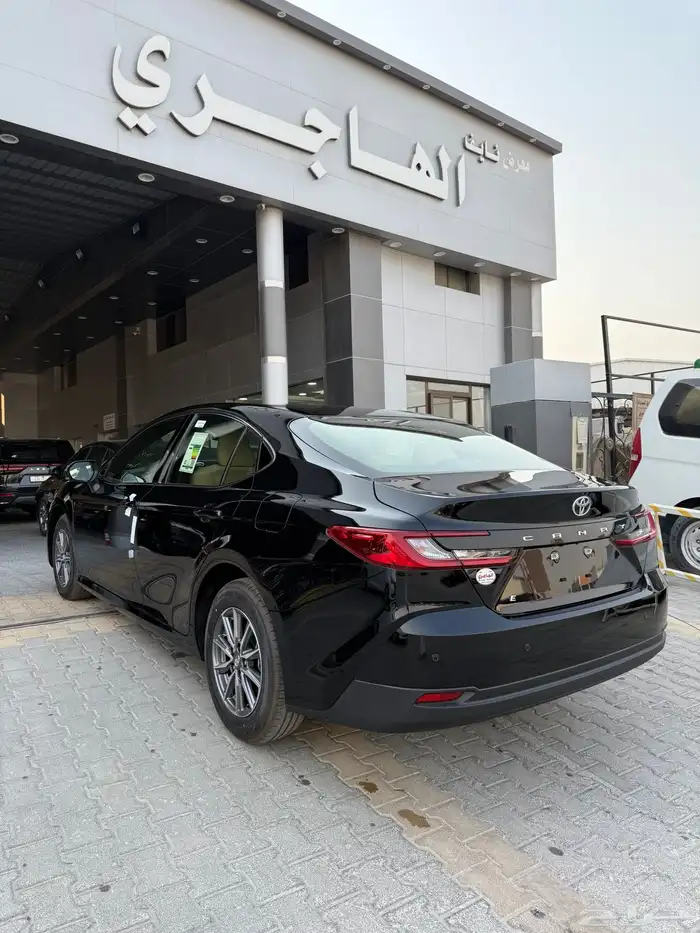 تويوتا كامري 2025 E اسود 4