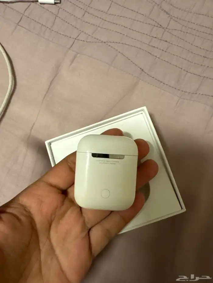 علبة سماعة ايربودز الجيل الثاني نظيفة 0